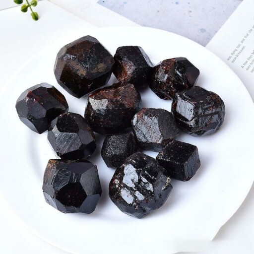 Rå kristall granat i vatten för att visa dess potential