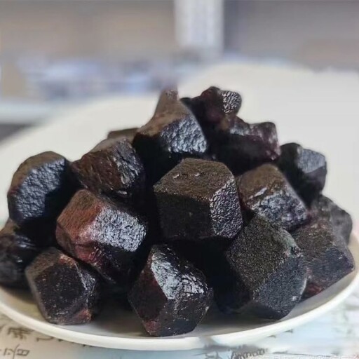 Rå kristall granat i olika vinklar