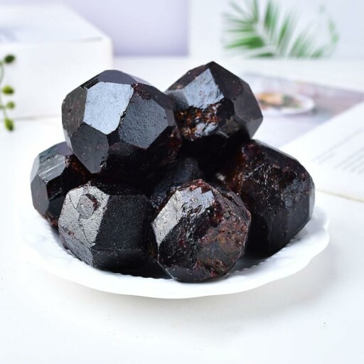 Rå kristall granat som dekoration