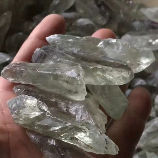 Råa gröna kristaller i en vacker arrangemang