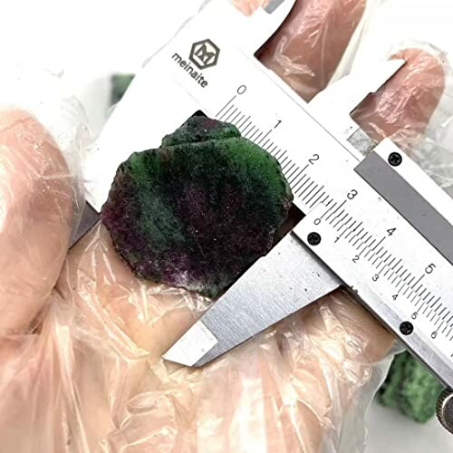 Elegant rå kristall i vacker miljö