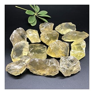 Gula rå kristaller på svart bakgrund