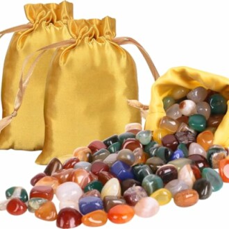 Färgglada ädelstenar i olika former och storlekar.