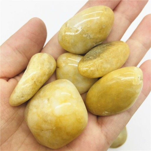 Naturlig gul Jade Topaz Kalcit Trumlad Sten Kristall i trädgårdsmiljö