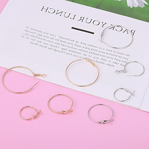 Set med många guld- och silverörhängen i olika storlekar