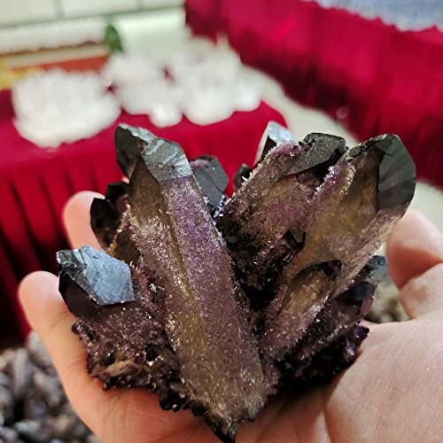 Hand som håller en ametistkristallkluster