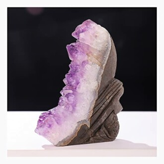 Amethystkristall på mörk bakgrund.