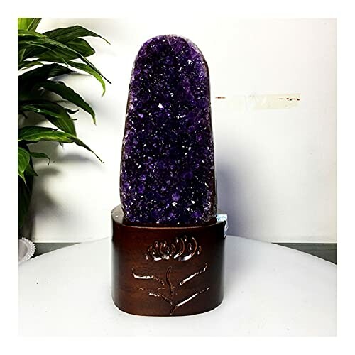 Amethystkristall på träställning