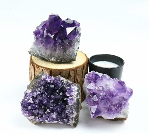 Ametistkristaller med ett ljus
