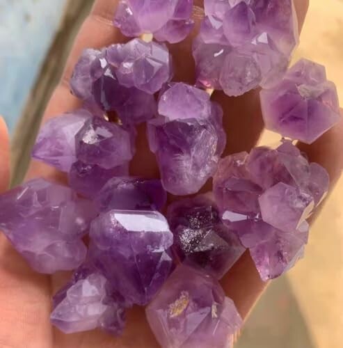 Amethystkristaller i en hand.