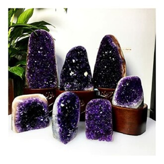Flera ametistgeoder på trästativ