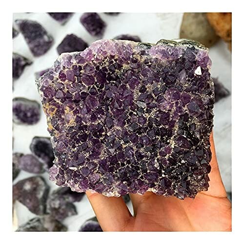 Hand håller en ametistgeod.