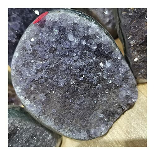 Närbild av en ametistgeod.