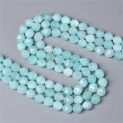 Facetterade akvamarinpärlor i ljusblå nyans.