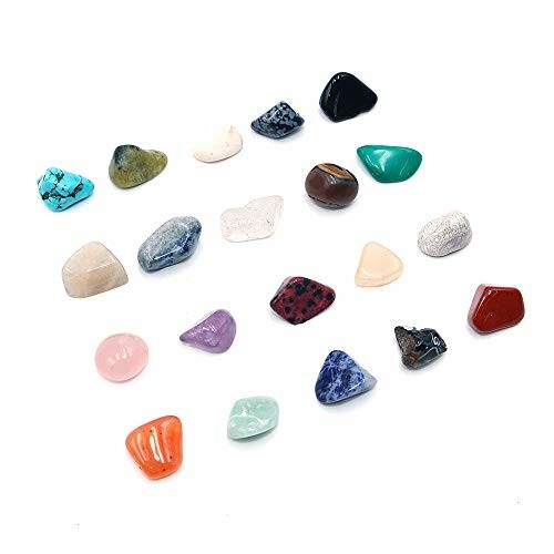 Olika polerade ädelstenar på vit bakgrund.