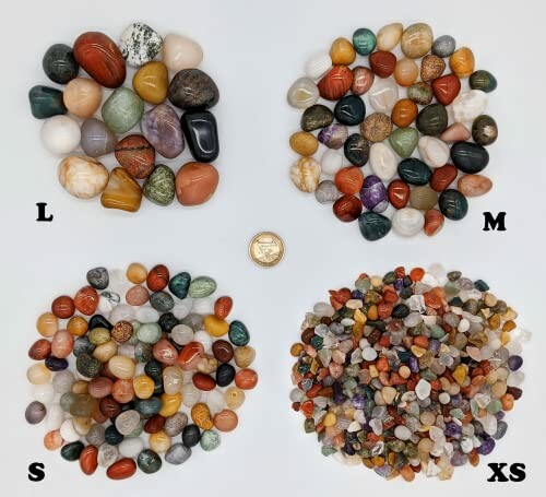 Fyra högar av polerade stenar i olika storlekar med ett mynt i mitten för jämförelse.