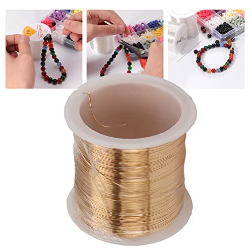 Guldfärgad tråd och pärlor för smyckestillverkning.