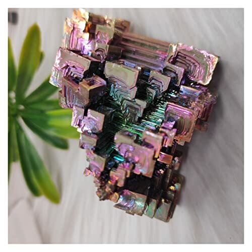 Färgglad bismutkristall med geometriska former