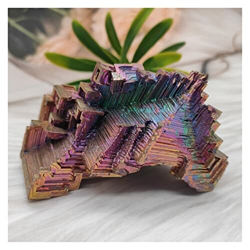 Färgglad bismutkristall på bord