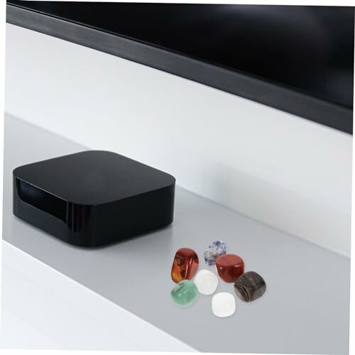 Svart låda och ädelstenar på hylla