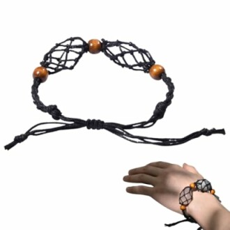 Svart handgjort armband med träpärlor.