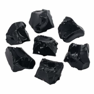 Svarta obsidianstenar på vit bakgrund.