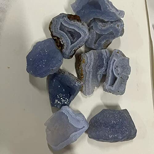 Blå agatgeoder på vit bakgrund.