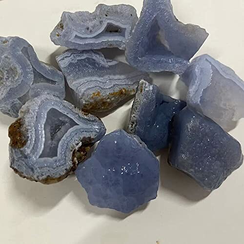 Blå agatgeoder på en vit yta.