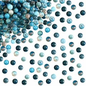 Blå pärlor spridda på en vit yta.