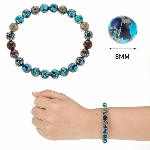 Blå och bruna pärlor armband på hand