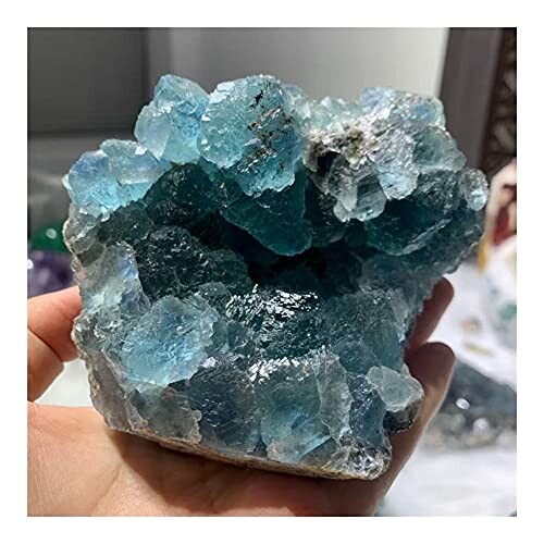 Blå kristallmineral i hand