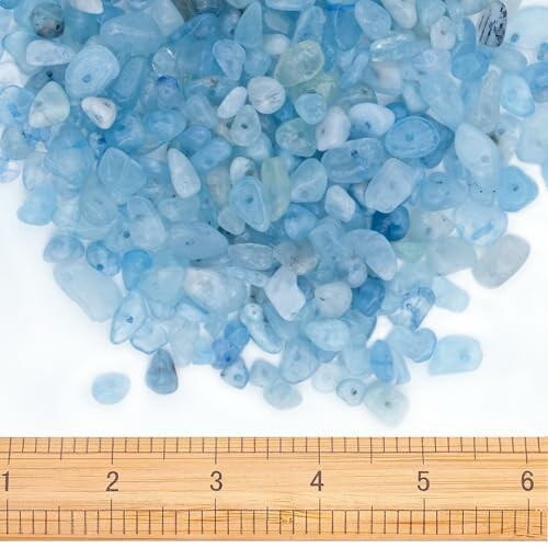 Blå ädelstenar med linjal.