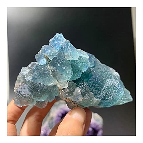 Blå kristallsten i handen.