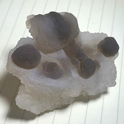 Botryoidal kalcedonmineral på papper