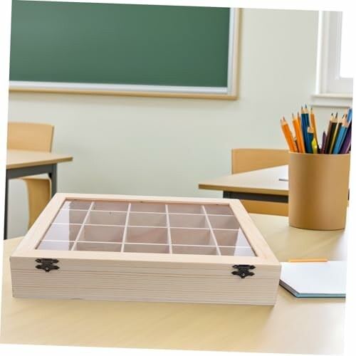 Trälåda och pennhållare i klassrum