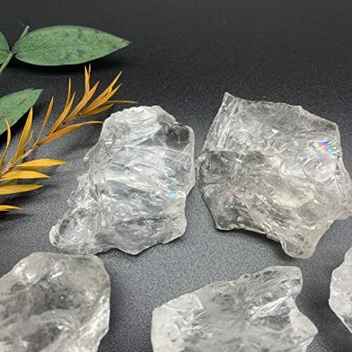 Klart kristaller på svart bakgrund med gröna och gula blad