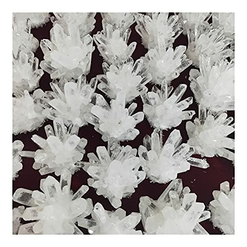 Kluster av klara kvartsstenar på en mörk yta.