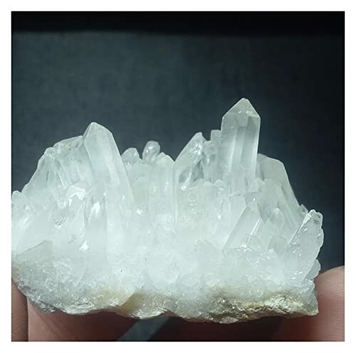 En klunga av klara kvarts kristaller