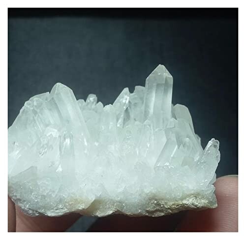 Klar kvarts kristallkluster i hand