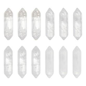 Tolv genomskinliga kvarts kristallspetsar på rad.