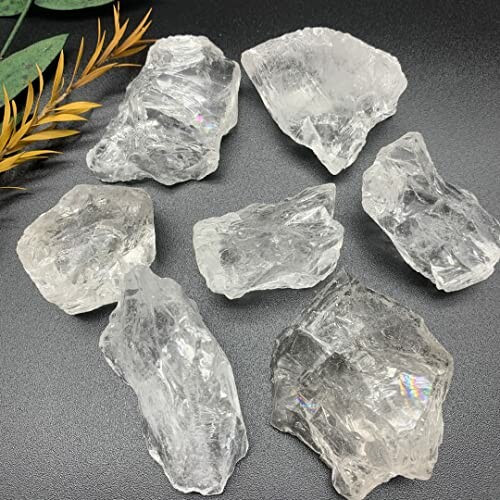 Klart kvarts kristaller på en svart bakgrund