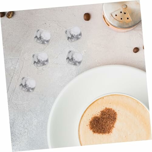 Kaffe med hjärtmönster på mjölkskum