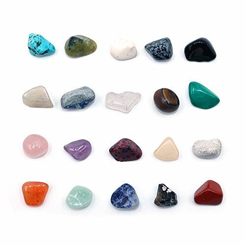 Olika polerade ädelstenar på vit bakgrund.