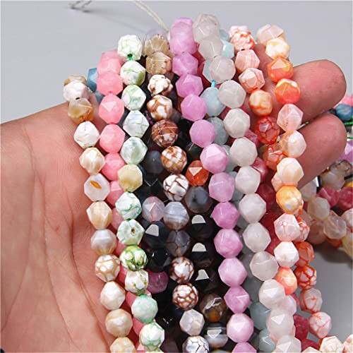 Flera färgglada pärlhalsband i handen