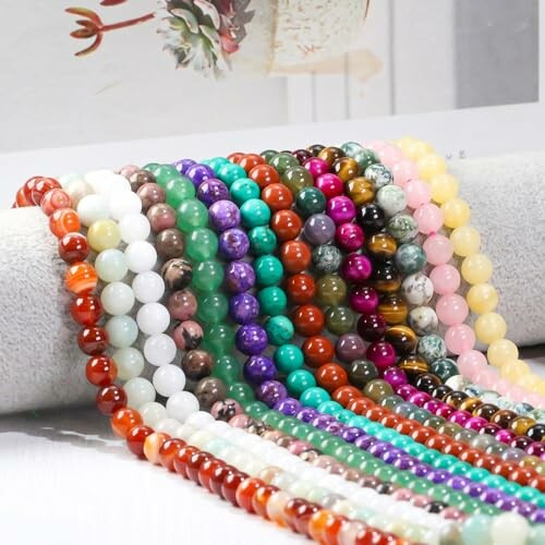 Färgglada pärlor i olika rader för smycken.