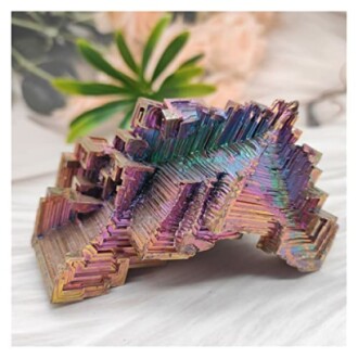 Färgglad bismutkristall på en yta