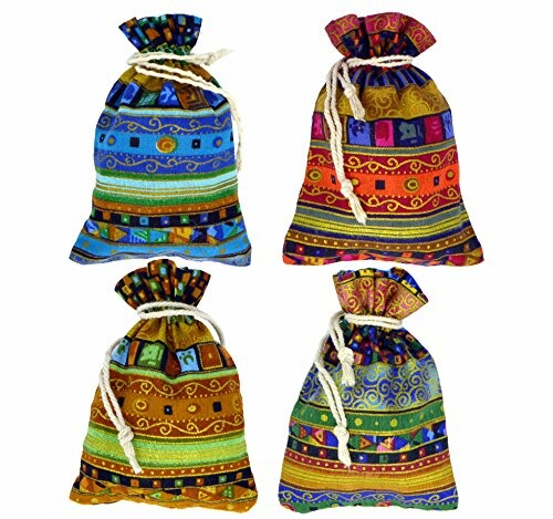 Fyra färgglada tygpåsar med snören.