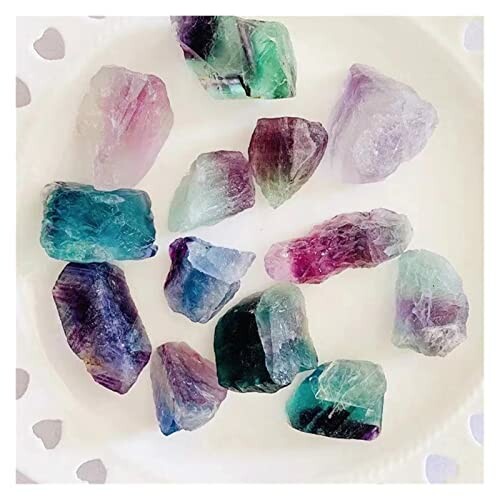 Färgglada fluoritkristaller på en vit bakgrund.