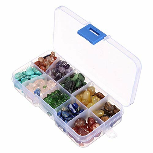 En låda med olika färgade ädelstenar sorterade i fack.