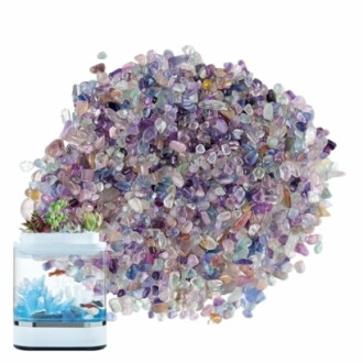 Färgglada ädelstenar och ett akvarium med växter